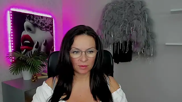 HelenLuxx online show from 03.14.25