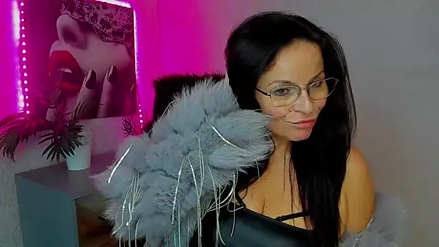 HelenLuxx online show from 11.13.25