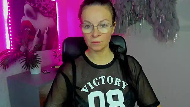 HelenLuxx online show from 11.20.25