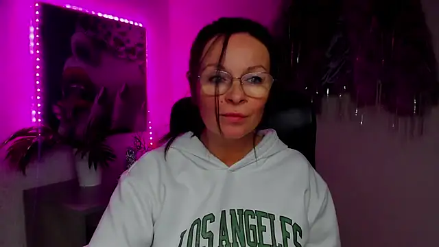 HelenLuxx online show from 11.22.25