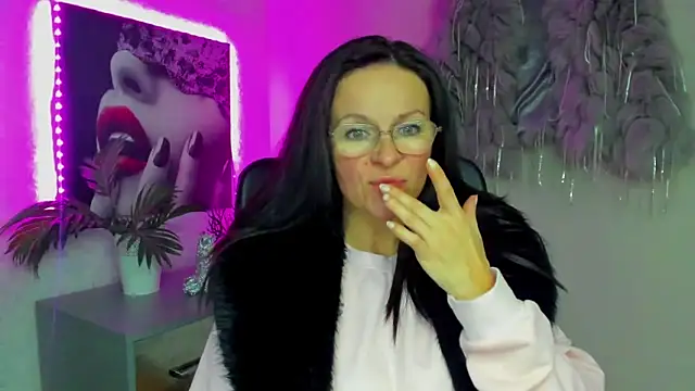 HelenLuxx online show from 11.24.25