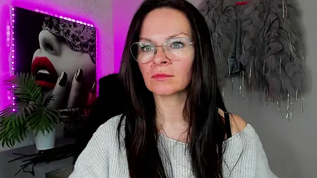 HelenLuxx online show from 04.08.26