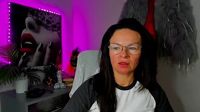 Snapshot of HelenLuxx chatting on 05.06.26 HelenLuxx online show from 05.06.26