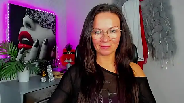 Snapshot of HelenLuxx chatting on 06.15.26 HelenLuxx online show from 06.15.26
