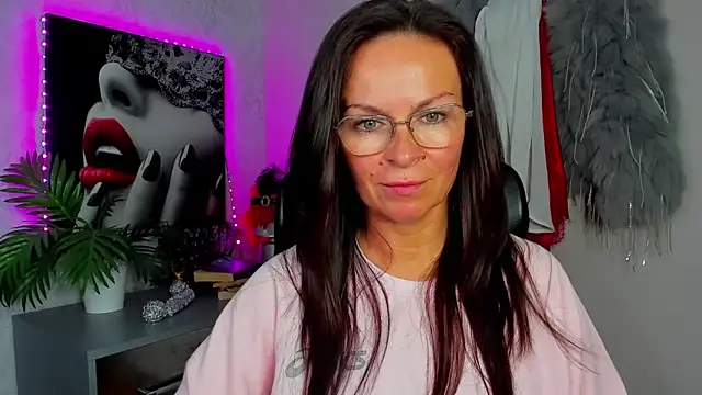 Snapshot of HelenLuxx chatting on 06.17.26 HelenLuxx online show from 06.17.26