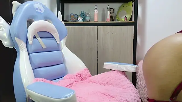 Snapshot of nya_ah chatting on 02.14.25 nya ah online show from 02.14.25