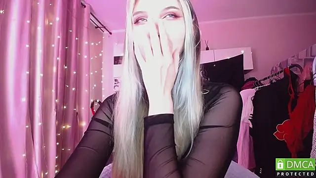 Snapshot of JustMeowGirl chatting on 05.17.26 JustMeowGirl online show from 05.17.26