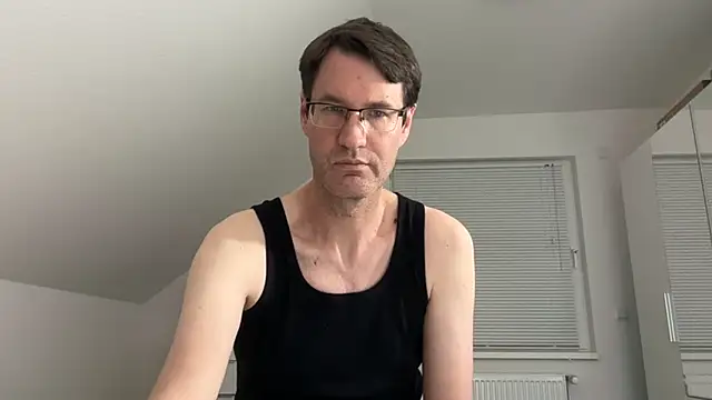 Snapshot of zxzx_cam1 chatting on 04.17.26 zxzx cam1 online show from 04.17.26