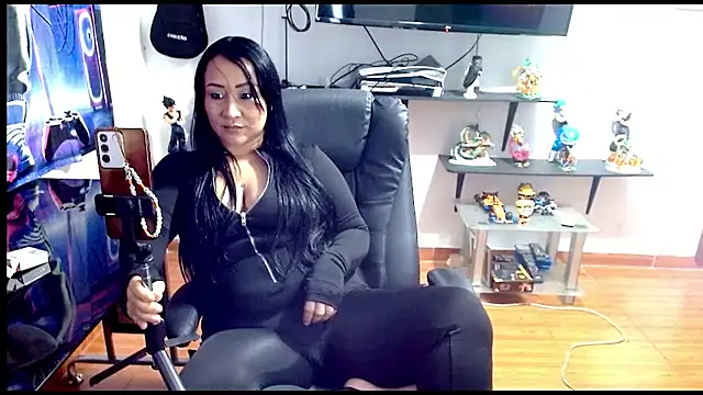 Snapshot of alondraabrown chatting on 04.21.26 alondraabrown online show from 04.21.26