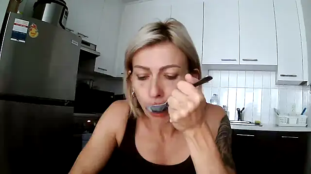 Snapshot of anechka1 chatting on 09.16.25 anechka1 online show from 09.16.25