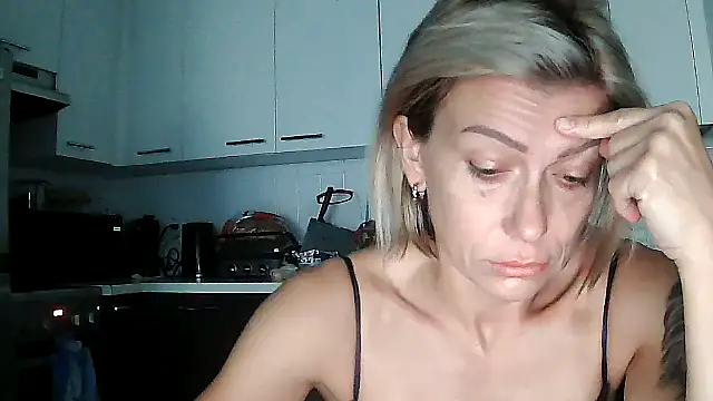 Snapshot of anechka1 chatting on 09.17.25 anechka1 online show from 09.17.25