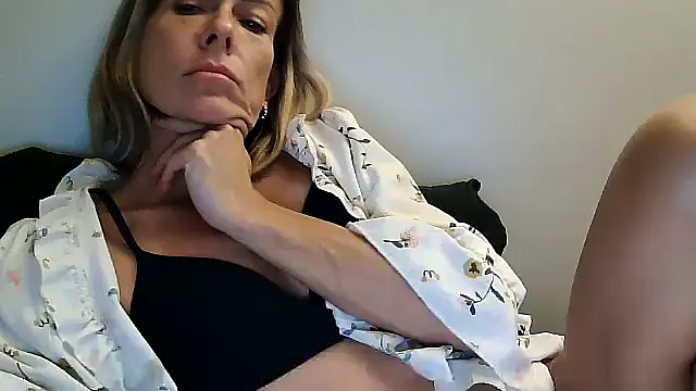 Snapshot of anechka1 chatting on 11.12.25 anechka1 online show from 11.12.25