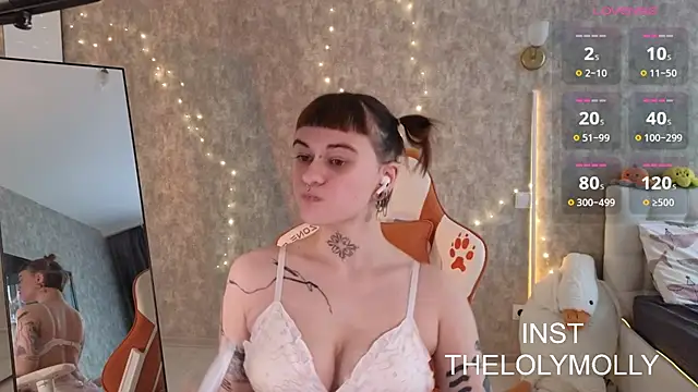 Snapshot of LolyMolli chatting on 10.16.25 LolyMolli online show from 10.16.25