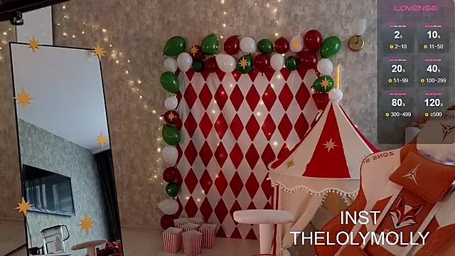 Snapshot of LolyMolli chatting on 10.29.25 LolyMolli online show from 10.29.25