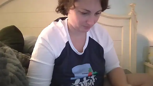 Snapshot of MilfyMrsRobinson chatting on 12.14.25 MilfyMrsRobinson online show from 12.14.25