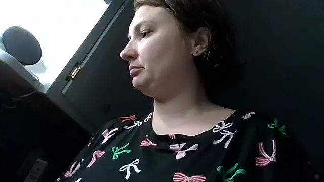 Snapshot of MilfyMrsRobinson chatting on 12.17.25 MilfyMrsRobinson online show from 12.17.25