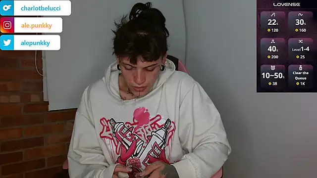 Snapshot of charlotbelucci_ chatting on 11.04.25 charlotbelucci online show from 11.04.25