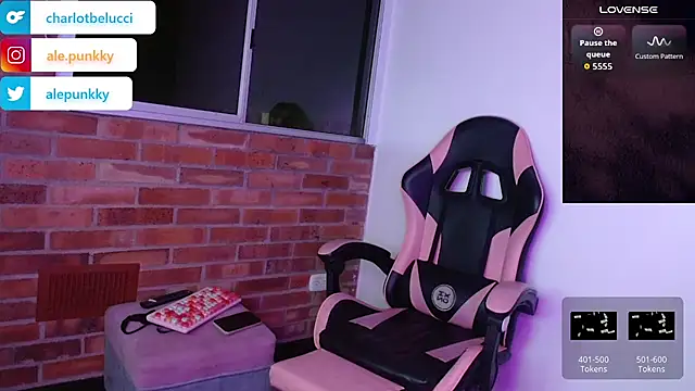 Snapshot of charlotbelucci_ chatting on 11.11.25 charlotbelucci online show from 11.11.25