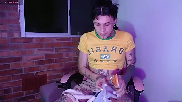 Snapshot of charlotbelucci_ chatting on 11.12.25 charlotbelucci online show from 11.12.25