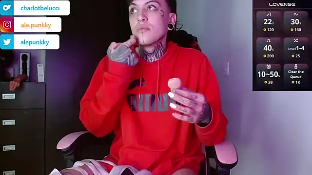 Snapshot of charlotbelucci_ chatting on 11.18.25 charlotbelucci online show from 11.18.25