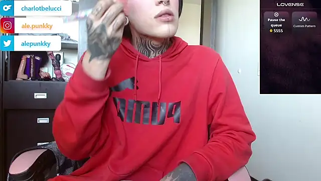 Snapshot of charlotbelucci_ chatting on 11.19.25 charlotbelucci online show from 11.19.25