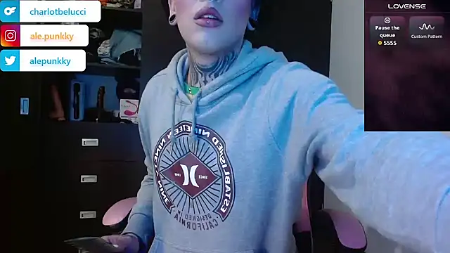 Snapshot of charlotbelucci_ chatting on 12.03.25 charlotbelucci online show from 12.03.25
