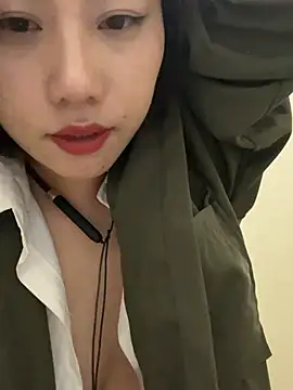 Snapshot of Eliza-E chatting on 02.05.26 Eliza-E online show from 02.05.26