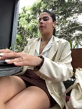 Snapshot of DaryRos chatting on 05.27.26 DaryRos online show from 05.27.26