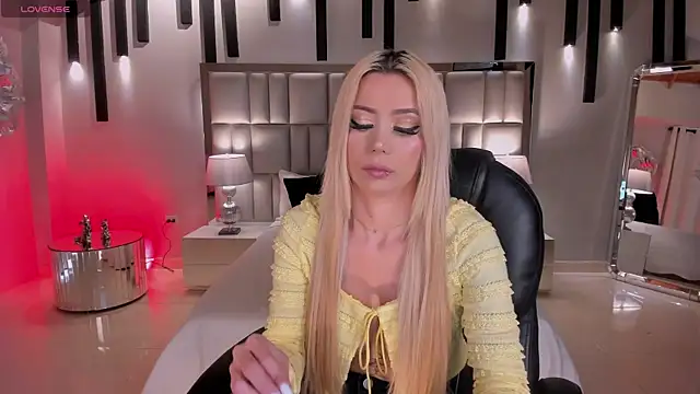 HannaConnor  online show from 12.13.25