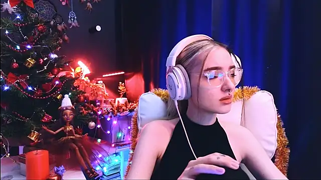 Snapshot of Avi_Nile chatting on 12.20.24 Avi Nile online show from 12.20.24