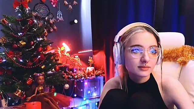 Snapshot of Avi_Nile chatting on 12.20.24 Avi Nile online show from 12.20.24