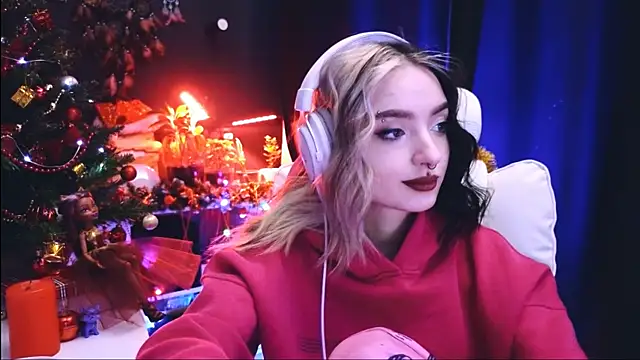 Snapshot of Avi_Nile chatting on 12.25.24 Avi Nile online show from 12.25.24