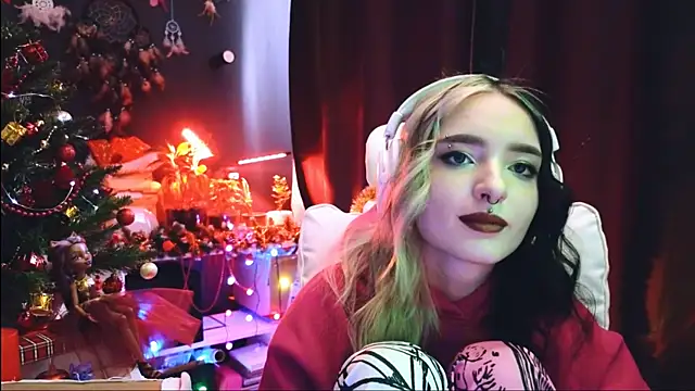 Snapshot of Avi_Nile chatting on 12.25.24 Avi Nile online show from 12.25.24