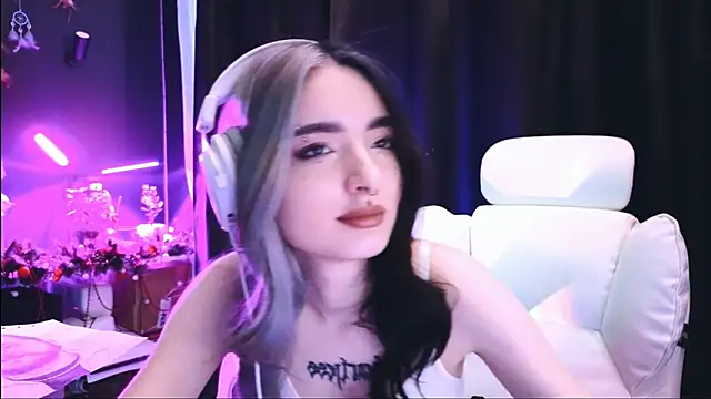 Snapshot of Avi_Nile chatting on 01.20.25 Avi Nile online show from 01.20.25