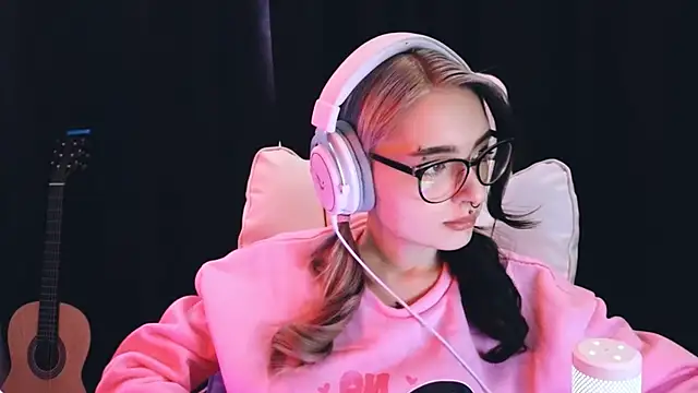 Snapshot of Avi_Nile chatting on 02.04.25 Avi Nile online show from 02.04.25