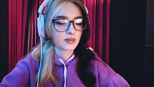 Snapshot of Avi_Nile chatting on 03.04.25 Avi Nile online show from 03.04.25