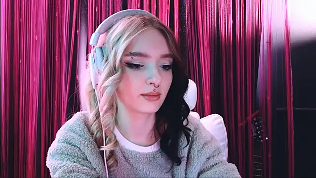 Snapshot of Avi_Nile chatting on 03.11.25 Avi Nile online show from 03.11.25