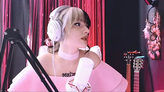 Snapshot of Avi_Nile chatting on 11.20.25 Avi Nile online show from 11.20.25