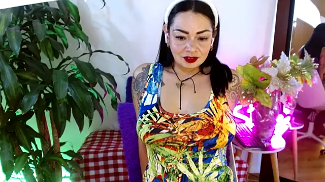 Snapshot of Ginna--mia chatting on 01.12.25 Ginna--mia online show from 01.12.25