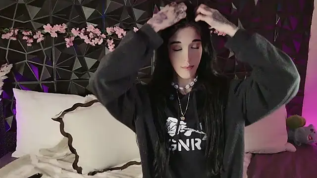 Snapshot of Finibondi chatting on 10.01.25 Finibondi online show from 10.01.25