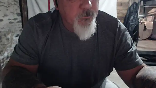 Newfiesausage1972 online show from 11.20.25