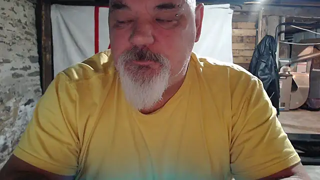 Newfiesausage1972 online show from 11.25.25