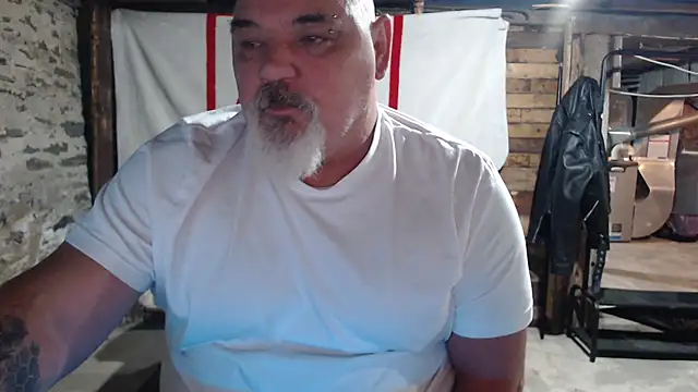 Newfiesausage1972 online show from 11.26.25