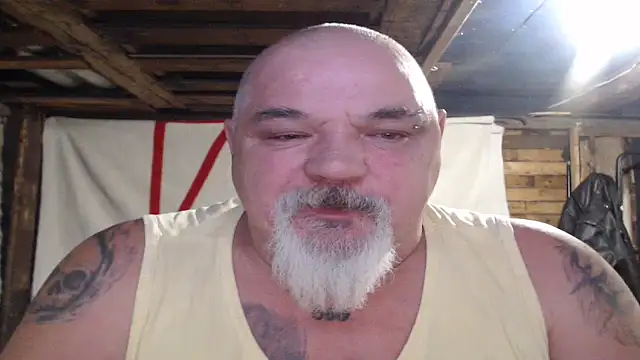 Newfiesausage1972 online show from 11.30.25