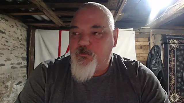 Newfiesausage1972 online show from 12.04.25