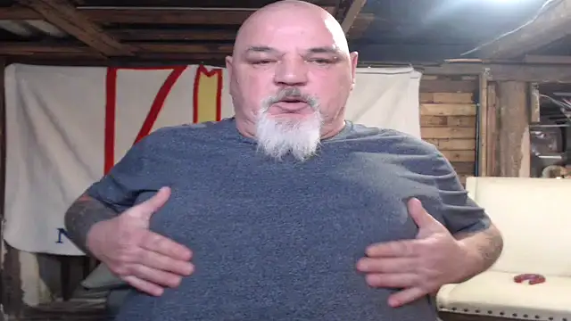 Newfiesausage1972 online show from 02.14.26