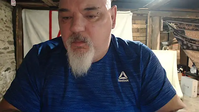 Newfiesausage1972 online show from 02.20.26