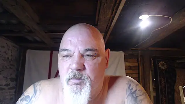 Newfiesausage1972 online show from 04.03.26