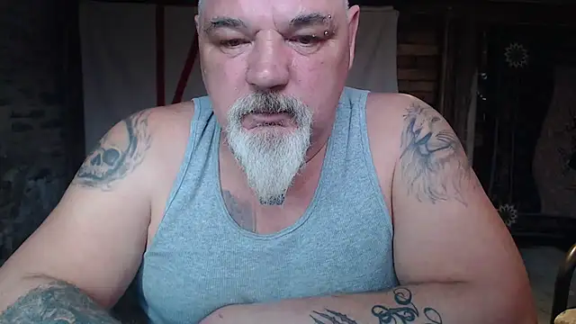 Newfiesausage1972 online show from 04.06.26