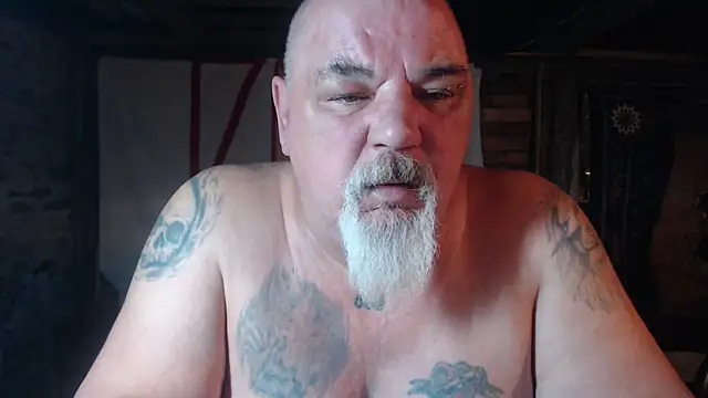 Newfiesausage1972 online show from 04.09.26